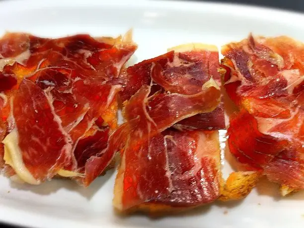 Representative photo of tosta with tomato & jamón